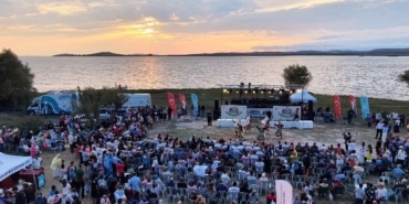 NİLÜFER BELEDİYESİ’NİN SİYAH İNCİRİ TANITMAK VE ÜRETİCİLERİ DESTEKLEMEK İÇİN DÜZENLEDİĞİ 12. AKÇALAR-FADILLI İNCİR FESTİVALİ, AKÇALAR GÖL KIYISI’NDA GERÇEKLEŞTİRİLDİ. İNCİR STANTLARI İLE YEREL LEZZETLERİN SERGİLENDİĞİ VE YARIŞMALARIN DÜZENLENDİĞİ FESTİVAL, KARAF GRUBUNUN KONSERİ İLE SON BULDU.