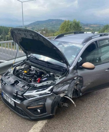 BURSA'NIN İNEGÖL İLÇESİNDE MEYDANA GELEN KAZADA KONTROLDEN ÇIKAN OTOMOBİL KÖPRÜ BARİYERLERİNE ÇARPTI. YAŞANAN KAZADA 2 KİŞİ YARALANDI.