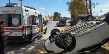 BURSA'NIN ORHANGAZİ İLÇESİNDE SÜRÜCÜSÜNÜN KONTROLÜNDEN ÇIKAN OTOMOBİL KALDIRIMA ÇIKARAK TAKLA ATTI. YAŞANAN KAZADA ARAÇTA BULUNAN BABA-OĞUL YARALANIRKEN, O ANLAR KAMERAYA YANSIDI.
