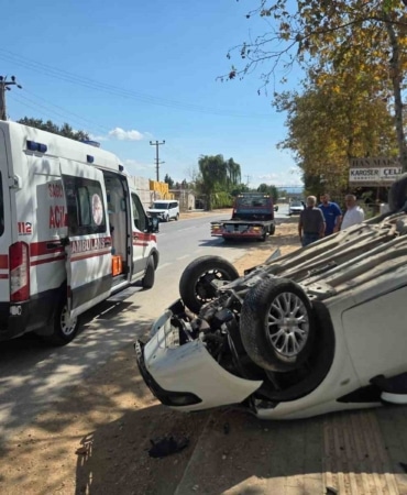 BURSA'NIN ORHANGAZİ İLÇESİNDE SÜRÜCÜSÜNÜN KONTROLÜNDEN ÇIKAN OTOMOBİL KALDIRIMA ÇIKARAK TAKLA ATTI. YAŞANAN KAZADA ARAÇTA BULUNAN BABA-OĞUL YARALANIRKEN, O ANLAR KAMERAYA YANSIDI.