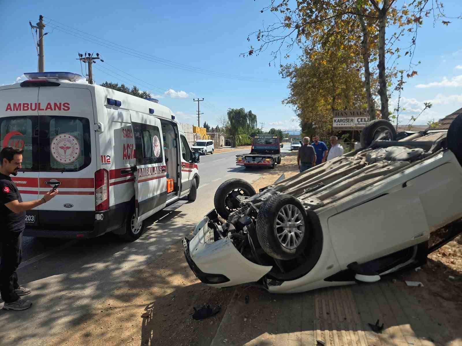 BURSA'NIN ORHANGAZİ İLÇESİNDE SÜRÜCÜSÜNÜN KONTROLÜNDEN ÇIKAN OTOMOBİL KALDIRIMA ÇIKARAK TAKLA ATTI. YAŞANAN KAZADA ARAÇTA BULUNAN BABA-OĞUL YARALANIRKEN, O ANLAR KAMERAYA YANSIDI.