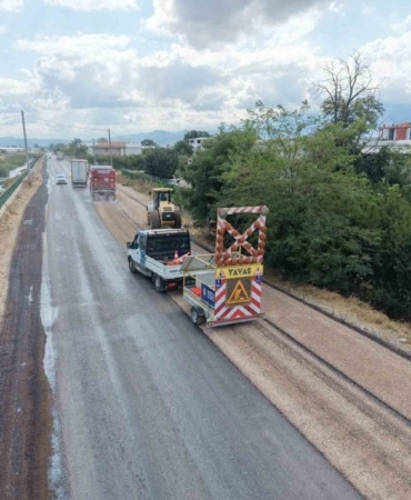 BURSA BÜYÜKŞEHİR BELEDİYESİ, YILDIRIM İLÇESİNDE BULUNAN SAMANLI ÇEVRE BAĞLANTI YOLU’NUN 2,8 KİLOMETRELİK BÖLÜMÜNDE SATHİ KAPLAMA ÇALIŞMASI GERÇEKLEŞTİRDİ.