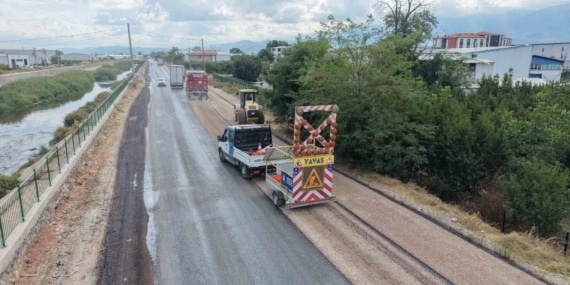 BURSA BÜYÜKŞEHİR BELEDİYESİ, YILDIRIM İLÇESİNDE BULUNAN SAMANLI ÇEVRE BAĞLANTI YOLU’NUN 2,8 KİLOMETRELİK BÖLÜMÜNDE SATHİ KAPLAMA ÇALIŞMASI GERÇEKLEŞTİRDİ.