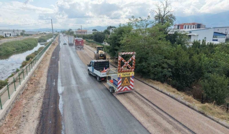 BURSA BÜYÜKŞEHİR BELEDİYESİ, YILDIRIM İLÇESİNDE BULUNAN SAMANLI ÇEVRE BAĞLANTI YOLU’NUN 2,8 KİLOMETRELİK BÖLÜMÜNDE SATHİ KAPLAMA ÇALIŞMASI GERÇEKLEŞTİRDİ.