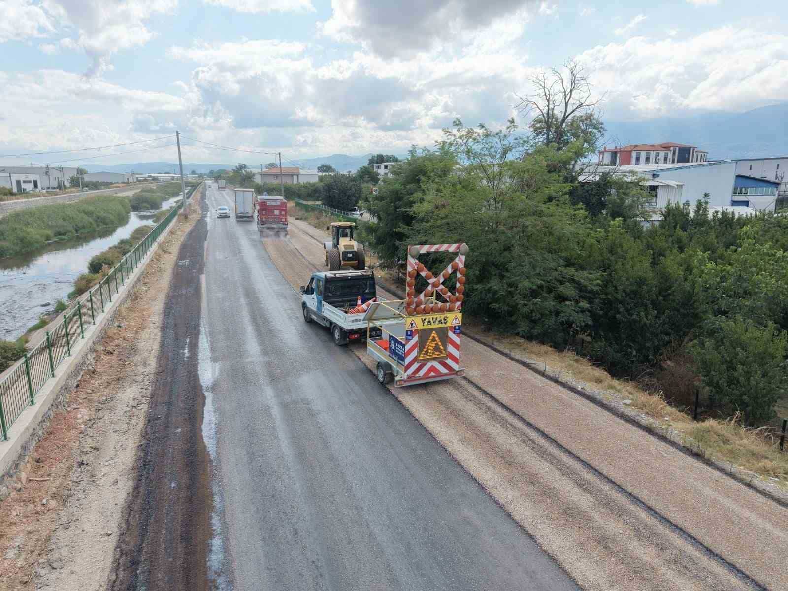 BURSA BÜYÜKŞEHİR BELEDİYESİ, YILDIRIM İLÇESİNDE BULUNAN SAMANLI ÇEVRE BAĞLANTI YOLU’NUN 2,8 KİLOMETRELİK BÖLÜMÜNDE SATHİ KAPLAMA ÇALIŞMASI GERÇEKLEŞTİRDİ.