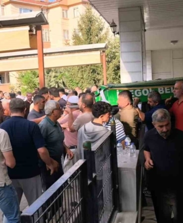 BURSA’NIN YENİŞEHİR İLÇESİNDE TIR İLE ÇARPIŞMA SONUCU HAYATINI KAYBEDEN MOTOSİKLETLİ 2 GENÇ GÖZYAŞLARI ARASINDA İNEGÖL İLÇESİNDE TOPRAĞA VERİLDİ.