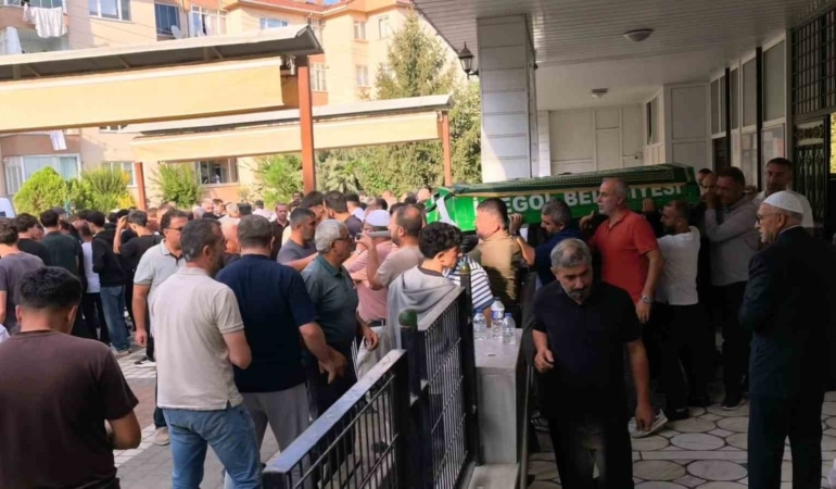 BURSA’NIN YENİŞEHİR İLÇESİNDE TIR İLE ÇARPIŞMA SONUCU HAYATINI KAYBEDEN MOTOSİKLETLİ 2 GENÇ GÖZYAŞLARI ARASINDA İNEGÖL İLÇESİNDE TOPRAĞA VERİLDİ.