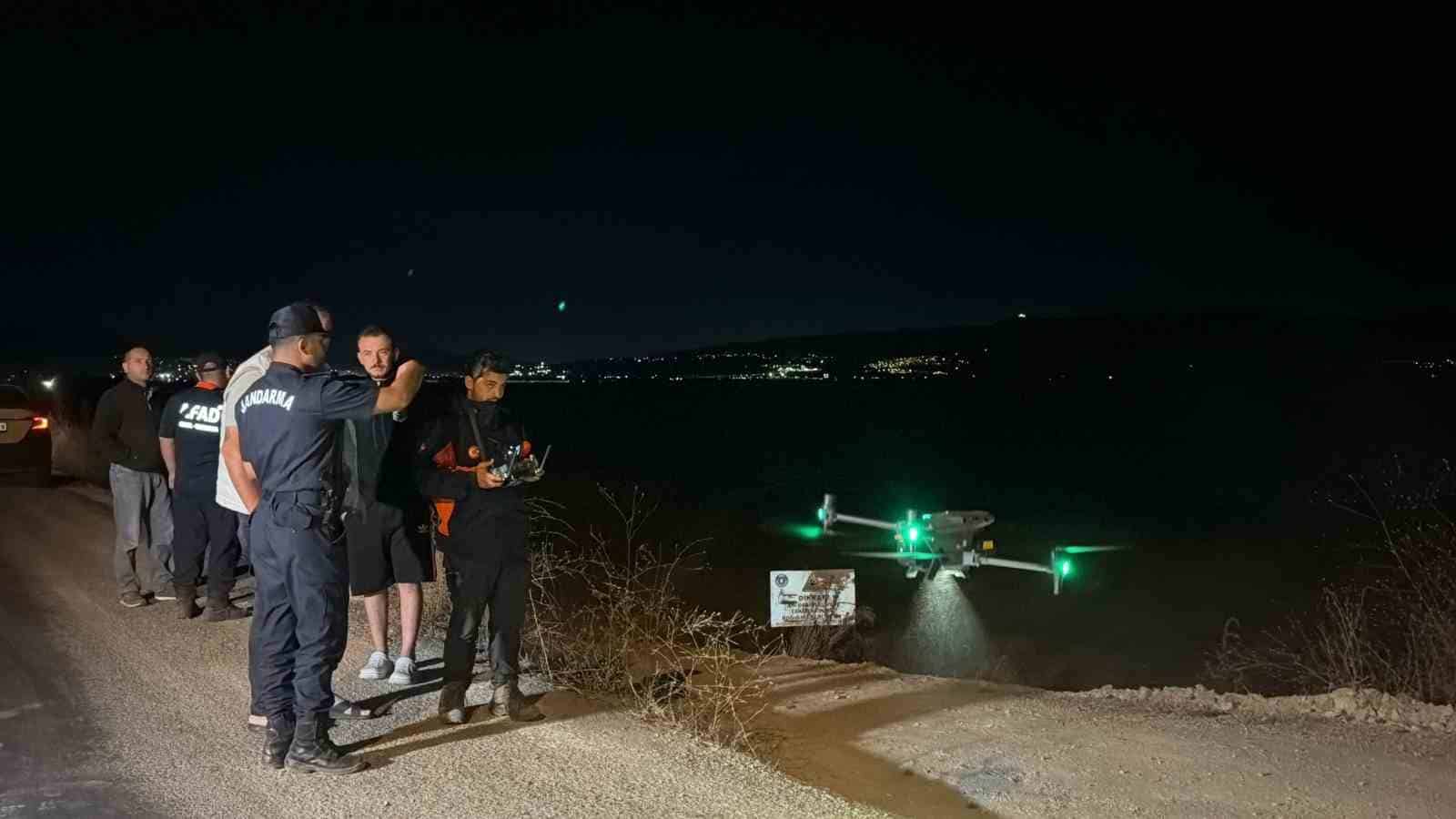 İZNİK GÖLÜ’NDE KAYIP ÖĞRETMEN ALARMI: 12 SAATTİR HABER ALINAMIYOR