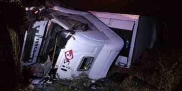 BURSA'NIN YENİŞEHİR İLÇESİNDE ALKOLLÜ TIR SÜRÜCÜSÜNÜN TERS ŞERİDE GİREREK MOTOSİKLETE ÇARPMASI SONUCU MEYDANA GELEN KAZADA 2 GENÇ HAYATINI KAYBETTİ. KAZADAN ÖNCE ALKOLLÜ TIR SÜRÜCÜSÜNÜN ZİKZAK ÇİZEREK İLERLEDİĞİ ANLARA AİT GÖRÜNTÜLER ORTAYA ÇIKTI. OLAY SONRASI GÖZALTINA ALINAN ALKOLLÜ TIR SÜRÜCÜSÜ, ÇIKARILDIĞI MAHKEMECE TUTUKLANARAK CEZAEVİNE GÖNDERİLDİ.