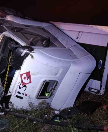 BURSA'NIN YENİŞEHİR İLÇESİNDE ALKOLLÜ TIR SÜRÜCÜSÜNÜN TERS ŞERİDE GİREREK MOTOSİKLETE ÇARPMASI SONUCU MEYDANA GELEN KAZADA 2 GENÇ HAYATINI KAYBETTİ. KAZADAN ÖNCE ALKOLLÜ TIR SÜRÜCÜSÜNÜN ZİKZAK ÇİZEREK İLERLEDİĞİ ANLARA AİT GÖRÜNTÜLER ORTAYA ÇIKTI. OLAY SONRASI GÖZALTINA ALINAN ALKOLLÜ TIR SÜRÜCÜSÜ, ÇIKARILDIĞI MAHKEMECE TUTUKLANARAK CEZAEVİNE GÖNDERİLDİ.