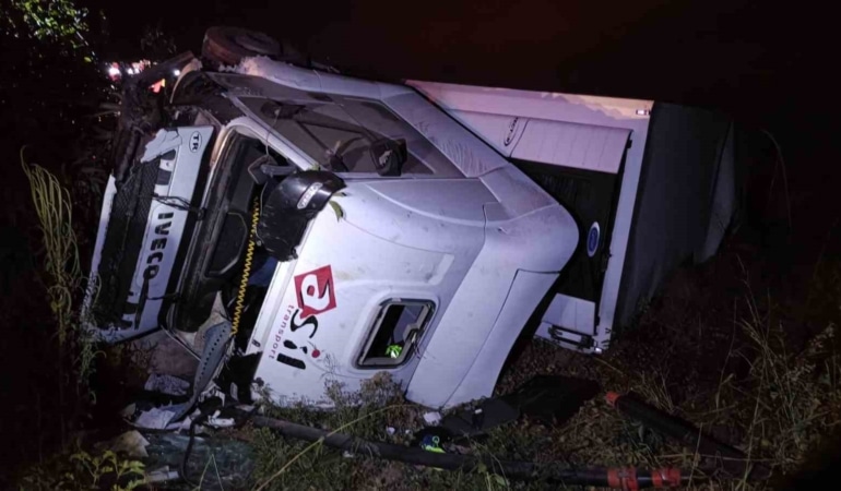 BURSA'NIN YENİŞEHİR İLÇESİNDE ALKOLLÜ TIR SÜRÜCÜSÜNÜN TERS ŞERİDE GİREREK MOTOSİKLETE ÇARPMASI SONUCU MEYDANA GELEN KAZADA 2 GENÇ HAYATINI KAYBETTİ. KAZADAN ÖNCE ALKOLLÜ TIR SÜRÜCÜSÜNÜN ZİKZAK ÇİZEREK İLERLEDİĞİ ANLARA AİT GÖRÜNTÜLER ORTAYA ÇIKTI. OLAY SONRASI GÖZALTINA ALINAN ALKOLLÜ TIR SÜRÜCÜSÜ, ÇIKARILDIĞI MAHKEMECE TUTUKLANARAK CEZAEVİNE GÖNDERİLDİ.