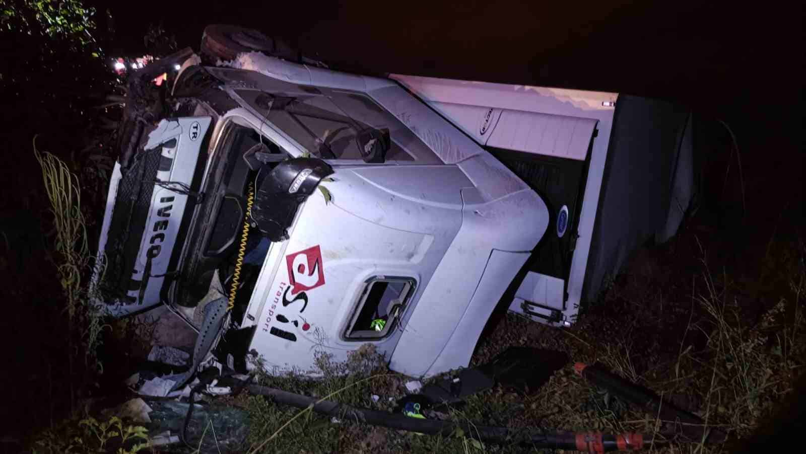 BURSA'NIN YENİŞEHİR İLÇESİNDE ALKOLLÜ TIR SÜRÜCÜSÜNÜN TERS ŞERİDE GİREREK MOTOSİKLETE ÇARPMASI SONUCU MEYDANA GELEN KAZADA 2 GENÇ HAYATINI KAYBETTİ. KAZADAN ÖNCE ALKOLLÜ TIR SÜRÜCÜSÜNÜN ZİKZAK ÇİZEREK İLERLEDİĞİ ANLARA AİT GÖRÜNTÜLER ORTAYA ÇIKTI. OLAY SONRASI GÖZALTINA ALINAN ALKOLLÜ TIR SÜRÜCÜSÜ, ÇIKARILDIĞI MAHKEMECE TUTUKLANARAK CEZAEVİNE GÖNDERİLDİ.