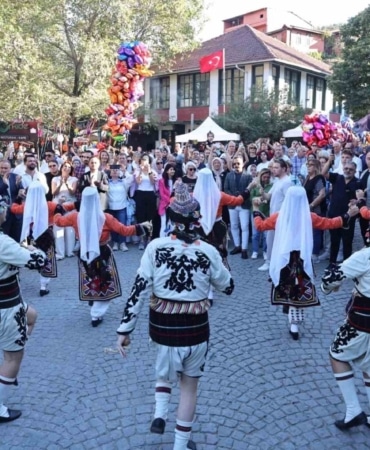 NİLÜFER BELEDİYESİ’NİN HER YIL GELENEKSEL OLARAK DÜZENLEDİĞİ MİSİ YEREL LEZZETLER ŞENLİĞİ, BU YIL 18’İNCİ KEZ DÜZENLENECEK. 20 EYLÜL PAZAR GÜNÜ GÜMÜŞTEPE MAHALLESİ’NDE GERÇEKLEŞTİRİLECEK ŞENLİKTE; KADIN DERNEKLERİNİN YEMEK YARIŞMASI, ATÖLYELER, DANS GÖSTERİSİ VE KONSER YER ALACAK.