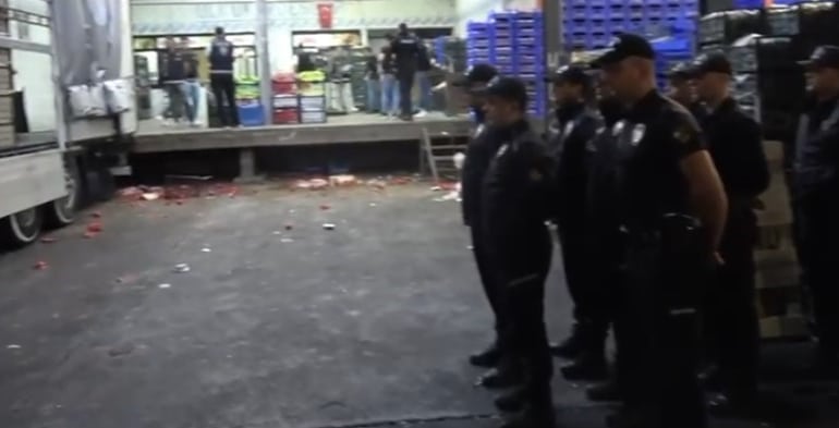YAŞ SEBZE VE MEYVE PİYASASINDA FİYATLARI YUKARI YÖNLÜ MANİPÜLE EDEREK HAKSIZ KAZANÇ SAĞLADIKLARI DEĞERLENDİRİLEN 41 BÜYÜK DAĞITICI FİRMA VE BUNLARIN YÖNETİCİLERİNE YÖNELİK DÜZENLENEN OPERASYONUN BURSA AYAĞINDA 5 ŞÜPHELİ HAKKINDA İŞLEM BAŞLATILDI.