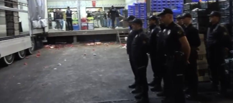 YAŞ SEBZE VE MEYVE PİYASASINDA FİYATLARI YUKARI YÖNLÜ MANİPÜLE EDEREK HAKSIZ KAZANÇ SAĞLADIKLARI DEĞERLENDİRİLEN 41 BÜYÜK DAĞITICI FİRMA VE BUNLARIN YÖNETİCİLERİNE YÖNELİK DÜZENLENEN OPERASYONUN BURSA AYAĞINDA 5 ŞÜPHELİ HAKKINDA İŞLEM BAŞLATILDI.