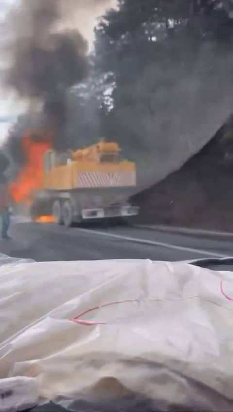 BURSA'DA SEYİR HALİNDEKİ İŞ MAKİNESİ BİR ANDA ALEV ALDI. EMNİYET ŞERİDİNE ÇEKİLEN İŞ MAKİNESİ, KULLANILAMAZ HALE GELDİ. İŞ MAKİNESİNİN ALEV ALEV YANDIĞI ANLAR KAMERAYA YANSIDI.