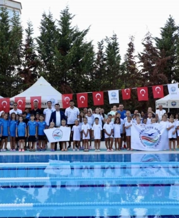 MUDANYA’NIN DÜŞMAN İŞGALİNDEN KURTULUŞUNUN YIL DÖNÜMÜ OLAN 12 EYLÜL DOLAYISIYLA, GENÇ YÜZÜCÜLERİN KIYASIYA MÜCADELE ETTİĞİ ANLAMLI BİR YARIŞ DÜZENLENDİ. MUDANYA BELEDİYESPOR KULÜBÜ İLE BURSA BÜYÜKŞEHİR SPOR KULÜBÜ YÜZÜCÜLERİNİN KATILDIĞI YARIŞLARDA, 6, 8 VE 9 YAŞ GRUBU SPORCULAR HÜNERLERİNİ SERGİLEDİ.