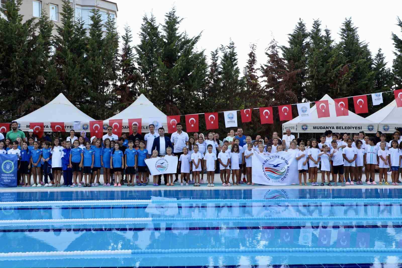 MUDANYA’NIN DÜŞMAN İŞGALİNDEN KURTULUŞUNUN YIL DÖNÜMÜ OLAN 12 EYLÜL DOLAYISIYLA, GENÇ YÜZÜCÜLERİN KIYASIYA MÜCADELE ETTİĞİ ANLAMLI BİR YARIŞ DÜZENLENDİ. MUDANYA BELEDİYESPOR KULÜBÜ İLE BURSA BÜYÜKŞEHİR SPOR KULÜBÜ YÜZÜCÜLERİNİN KATILDIĞI YARIŞLARDA, 6, 8 VE 9 YAŞ GRUBU SPORCULAR HÜNERLERİNİ SERGİLEDİ.