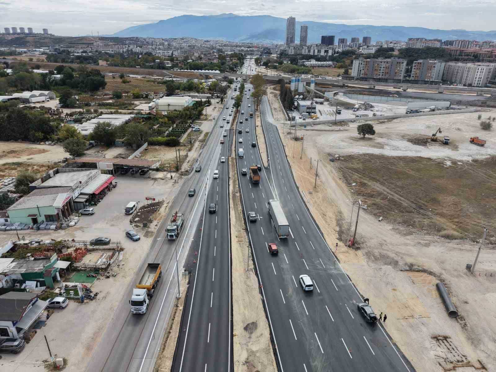 BURSA BÜYÜKŞEHİR BELEDİYE BAŞKAN VEKİLİ ŞAHİN BİBA’NIN TEKNİK İNCELEME SIRASINDA YENİ EĞİTİM-ÖĞRETİM DÖNEMİ AÇILACAĞINI DUYURDUĞU GEÇİT KÖPRÜSÜ VE BAĞLANTI YOLLARI, SÖZ VERİLEN TARİHTE ÇİFT YÖNLÜ OLARAK TRAFİĞE AÇILDI.