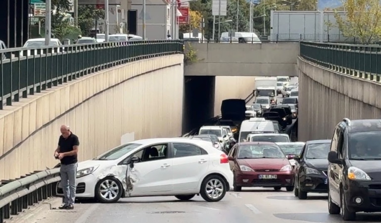 BURSA’DA ŞERİT DEĞİŞTİREN TİCARİ ARACIN BAŞKA BİR ARACA ÇARPMASI SONUCU MEYDANA GELEN KAZADA 2 ARAÇTA AĞIR HASAR OLUŞURKEN, SÜRÜCÜ VE YOLCULAR KAZAYI YARA ALMADAN ATLATTI.