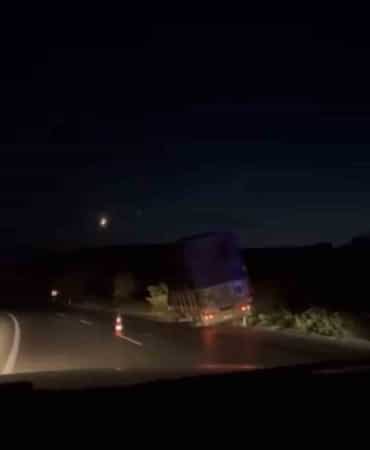 KARACABEY’DE KAMYONET AĞAÇLARA ÇARPARAK DURABİLDİ