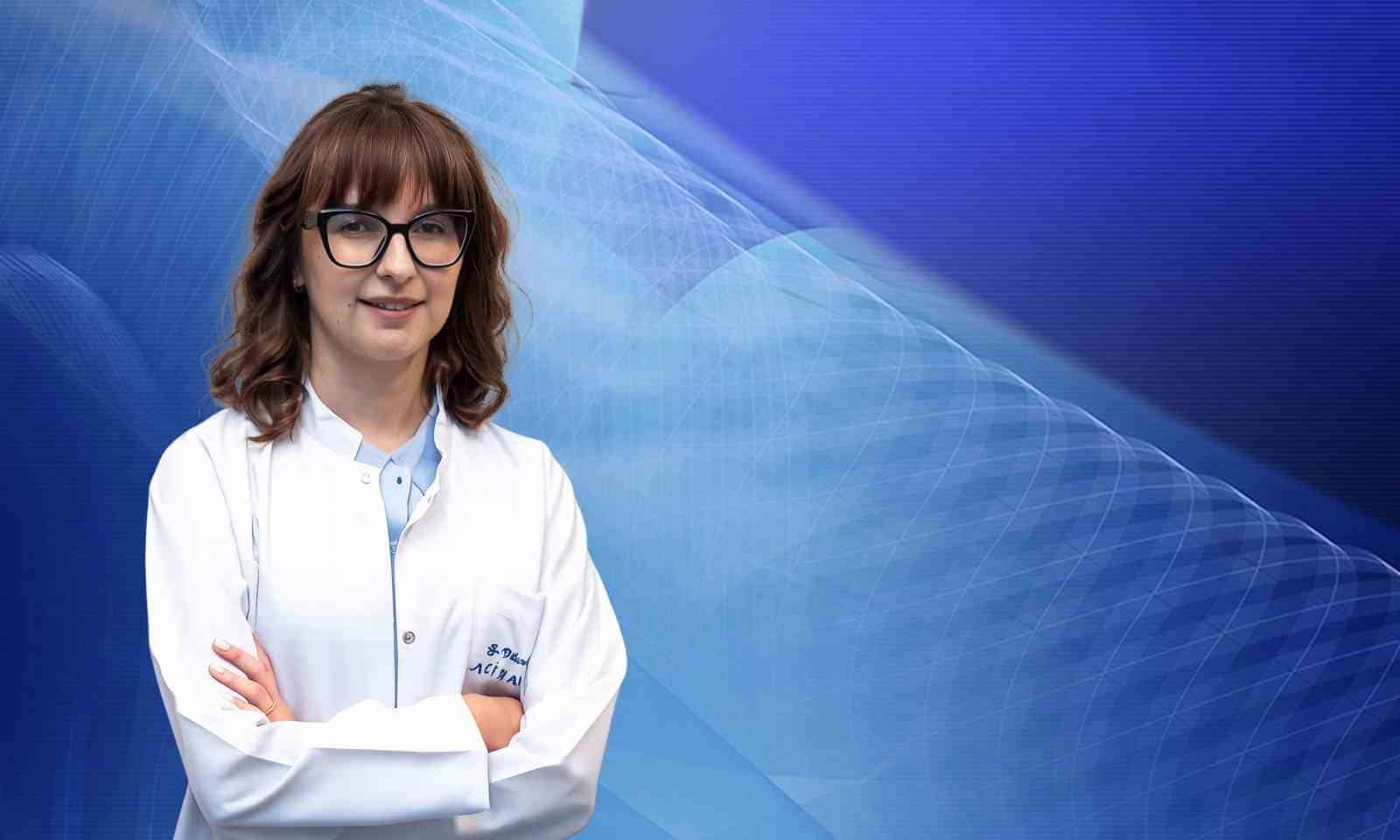 GELECEKLE İLGİLİ BELİRSİZLİKLER, SAĞLIK SORUNLARI, EKONOMİK ENDİŞELER YA DA GÜNLÜK HAYATIN STRESİ KİŞİLERDE ARTMIŞ ENDİŞEYE NEDEN OLABİLDİĞİNİ BELİRTEN UZMANLAR, MAKUL DÜZEYDE ENDİŞENİN İSE İNSANI OLASI RİSKLERE KARŞI HAZIRLADIĞINI SÖYLEDİ. PSİKİYATRİ UZMANI DR. ÇAĞRI ÇİMENTEPE SEZER, "ANCAK UYKU DÜZENİ BOZULDUYSA, DİKKAT VE KONSANTRASYON GÜÇLÜĞÜ YAŞANIYOR VE GÜNLÜK HAYAT ETKİLENİYORSA PROFESYONEL DEĞERLENDİRME GEREKTİREBİLİR" UYARISINDA BULUNDU.