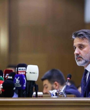 BURSA BÜYÜKŞEHİR BELEDİYE BAŞKAN VEKİLİ ŞAHİN BİBA, TOPLU ULAŞIMDA KÜRESEL ETKENLER KAYNAKLI MALİYET ARTIŞLARI YAŞANDIĞINI BELİRTEREK "GİRİŞİMİMİZİ BAŞLATTIK. İLK ETAPTA TEST OLARAK 3 ELEKTRİKLİ ARAÇ ALDIK. YIL SONUNA KADAR 9 ARAÇ, GELECEK YILIN İLK YARISINDA DA 55 ELEKTRİKLİ ARAÇ ALACAĞIZ. BÜTÜN OTOBÜSLERİ ELEKTRİKLİYE ÇEVİRECEĞİZ" DEDİ.