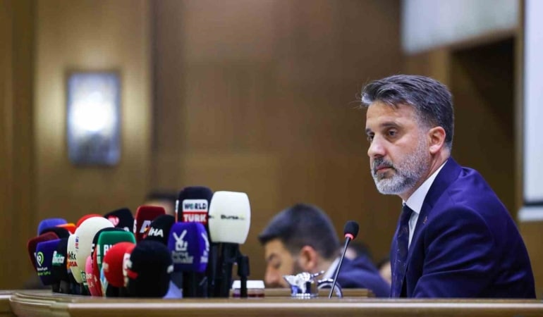 BURSA BÜYÜKŞEHİR BELEDİYE BAŞKAN VEKİLİ ŞAHİN BİBA, TOPLU ULAŞIMDA KÜRESEL ETKENLER KAYNAKLI MALİYET ARTIŞLARI YAŞANDIĞINI BELİRTEREK "GİRİŞİMİMİZİ BAŞLATTIK. İLK ETAPTA TEST OLARAK 3 ELEKTRİKLİ ARAÇ ALDIK. YIL SONUNA KADAR 9 ARAÇ, GELECEK YILIN İLK YARISINDA DA 55 ELEKTRİKLİ ARAÇ ALACAĞIZ. BÜTÜN OTOBÜSLERİ ELEKTRİKLİYE ÇEVİRECEĞİZ" DEDİ.