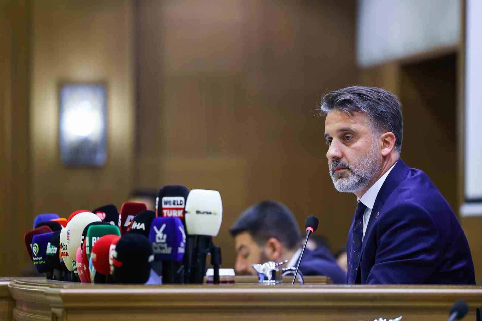 BURSA BÜYÜKŞEHİR BELEDİYE BAŞKAN VEKİLİ ŞAHİN BİBA, TOPLU ULAŞIMDA KÜRESEL ETKENLER KAYNAKLI MALİYET ARTIŞLARI YAŞANDIĞINI BELİRTEREK "GİRİŞİMİMİZİ BAŞLATTIK. İLK ETAPTA TEST OLARAK 3 ELEKTRİKLİ ARAÇ ALDIK. YIL SONUNA KADAR 9 ARAÇ, GELECEK YILIN İLK YARISINDA DA 55 ELEKTRİKLİ ARAÇ ALACAĞIZ. BÜTÜN OTOBÜSLERİ ELEKTRİKLİYE ÇEVİRECEĞİZ" DEDİ.