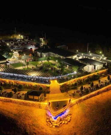GÜRSU BELEDİYESİ’NİN KATIRLI DAĞI YOLU ÜZERİNDE, BURSA’YA NAZIR PANORAMİK MANZARAYA HAKİM TEPEDE OLUŞTURDUĞU GÜRSU SEYİR TERASI, BURSA’NIN EN İKONİK TURİZM ROTALARINDAN BİRİSİ OLDU.