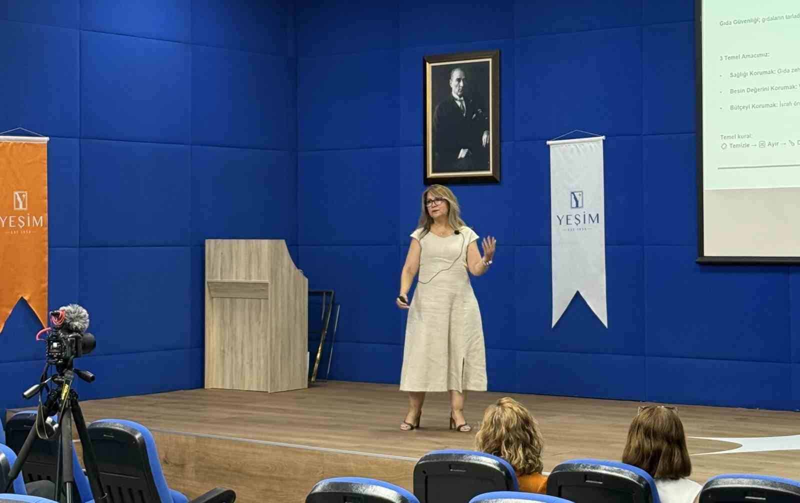 UZUN YILLARDIR EYLÜL AYINI SÜRDÜRÜLEBİLİRLİK ODAĞINDA DEĞERLENDİREN YEŞİM GRUP, BU YIL SOFRA/COMPASS GROUP TÜRKİYE İŞ BİRLİĞİYLE ÇALIŞANLARINA YÖNELİK FARKINDALIK YAPAN EĞİTİCİ BİR ETKİNLİK GERÇEKLEŞTİRDİ. UZUN YILLARDIR SÜRDÜRÜLEBİLİRLİK YAKLAŞIMINI İŞ KÜLTÜRÜNÜN MERKEZİNE KOYARAK EYLÜL AYINI BU ALANDA FARKINDALIK ARTIRICI ETKİNLİKLERLE GEÇİRMEYE DEVAM EDEN YEŞİM GRUP, SÜRDÜRÜLEBİLİRLİK AYI KAPSAMINDA GIDA GÜVENLİĞİ, İSRAFIN AZALTILMASI VE SAĞLIKLI BESLENME BAŞLIKLARINI ODAĞINA ALARAK KÜRESEL VİZYONUNU HAYATA GEÇİRDİĞİ PROJELERLE DESTEKLEYEN SOFRA/COMPASS GROUP TÜRKİYE İŞ BİRLİĞİYLE "GIDALARIN HAZIRLANMASI VE MUHAFAZASI ESNASINDA NELERE DİKKAT ETMELİYİM?" BAŞLIKLI BİR SÖYLEŞİ DÜZENLEDİ. BÜYÜK KONFERANS SALONU’NDA YOĞUN KATILIMLA GERÇEKLEŞTİRİLEN ETKİNLİKTE, SÜRDÜRÜLEBİLİR YAŞAM VE GIDA GÜVENLİĞİ KONUSUNDA FARKINDALIĞIN ARTIRILMASI HEDEFLENDİ.