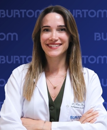 YENİ EĞİTİM-ÖĞRETİM YILININ BAŞLAMASIYLA BİRLİKTE ÇOCUKLARIN GÜNLÜK RUTİNLERİ DE YENİDEN ŞEKİLLENİYOR. UYKU DÜZENİNDEN FİZİKSEL AKTİVİTEYE, DERS ÇALIŞMA SAATLERİNDEN ÖĞÜN DÜZENİNE KADAR BİRÇOK ALIŞKANLIĞIN YENİDEN OLUŞTURULDUĞU BU DÖNEMDE BESLENME DE BÜYÜK ÖNEM TAŞIYOR. ÇOCUKLUK DÖNEMİNDE YETERLİ VE DENGELİ BESLENMENİN BÜYÜME VE GELİŞMEYİ DESTEKLEMESİNİN YANI SIRA DİKKAT, ÖĞRENME, ENERJİ DÜZEYİ VE GENEL SAĞLIK AÇISINDAN DA KRİTİK BİR ROLE SAHİP OLDUĞUNU BELİRTEN BURTOM ÖZLÜCE TIP MERKEZİ UZM. DYT. ASU KURTULUŞ, OKUL DÖNEMİNDE BESLENMEYE DAİR ÖNERİLERDE BULUNDU.