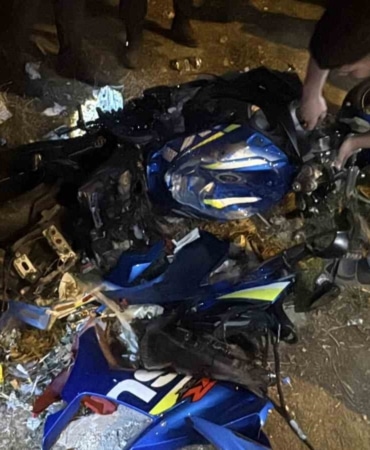 BURSA’NIN YILDIRIM İLÇESİNDE YÜKSEK HIZLA SEYREDEN BİR MOTOSİKLET, SÜRÜCÜSÜ YOLUN BİTTİĞİNİ FARK ETMEYİNCE BOŞ ALANA UÇTU. KAZADA YARALANAN SÜRÜCÜ HASTANEYE KALDIRILIRKEN, MOTOSİKLET KULLANILAMAZ HALE GELDİ.