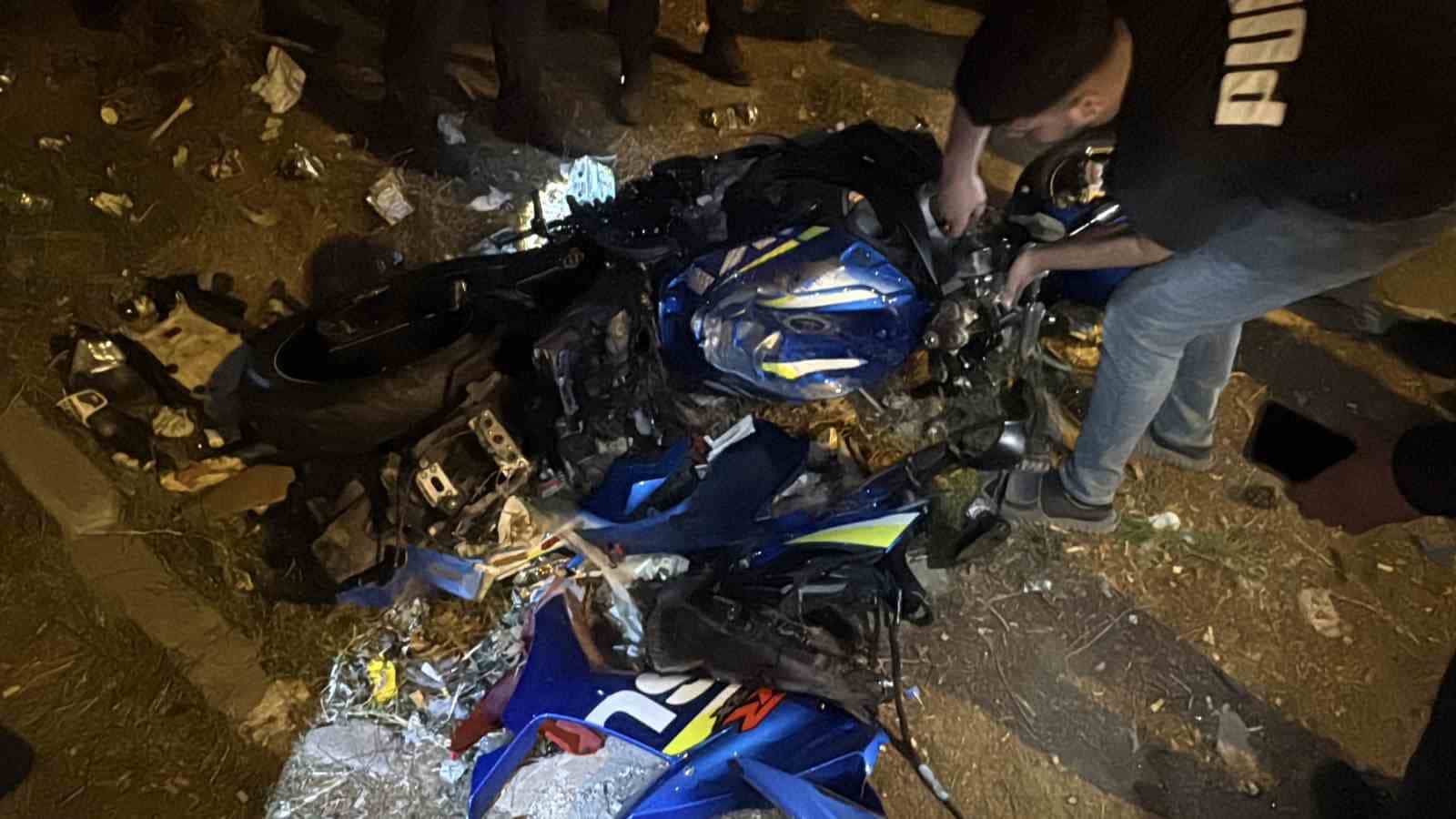 BURSA’NIN YILDIRIM İLÇESİNDE YÜKSEK HIZLA SEYREDEN BİR MOTOSİKLET, SÜRÜCÜSÜ YOLUN BİTTİĞİNİ FARK ETMEYİNCE BOŞ ALANA UÇTU. KAZADA YARALANAN SÜRÜCÜ HASTANEYE KALDIRILIRKEN, MOTOSİKLET KULLANILAMAZ HALE GELDİ.