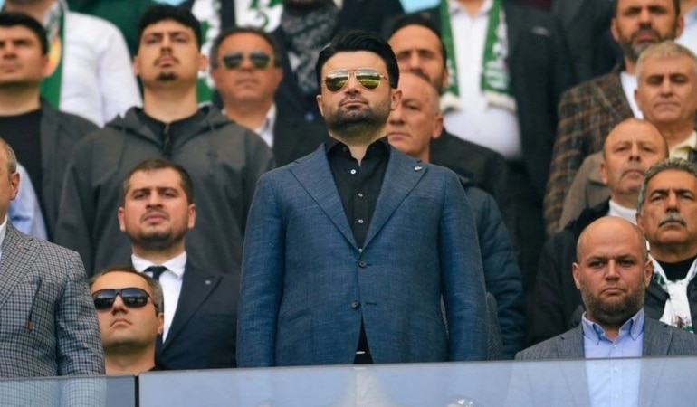 BURSASPOR BAŞKANI ENES ÇELİK, BATMAN DEPLASMANINDAKİ TARAFTAR YASAĞIYLA İLGİLİ YAPTIĞI AÇIKLAMADA, "DEPLASMAN TRİBÜNÜNÜ KENDİ TARAFTARIMIZA AÇARIZ" DEDİ.