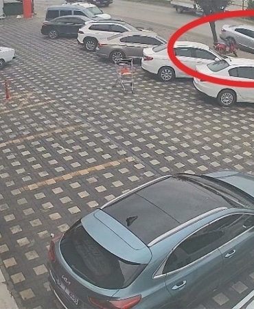 BURSA’NIN İNEGÖL İLÇESİNDE KONTROLDEN ÇIKAN OTOMOBİL, KAMYONET VE PARK HALİNDEKİ 2 HAFİF TİCARİ ARACA ÇARPTI. KAZADA OTOMOBİL SÜRÜCÜSÜ YARALANIRKEN, KAZA ANI BİR İŞYERİNİN GÜVENLİK KAMERASINA SANİYE SANİYE YANSIDI.