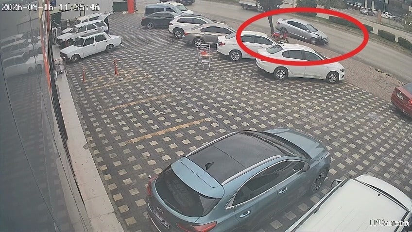 BURSA’NIN İNEGÖL İLÇESİNDE KONTROLDEN ÇIKAN OTOMOBİL, KAMYONET VE PARK HALİNDEKİ 2 HAFİF TİCARİ ARACA ÇARPTI. KAZADA OTOMOBİL SÜRÜCÜSÜ YARALANIRKEN, KAZA ANI BİR İŞYERİNİN GÜVENLİK KAMERASINA SANİYE SANİYE YANSIDI.