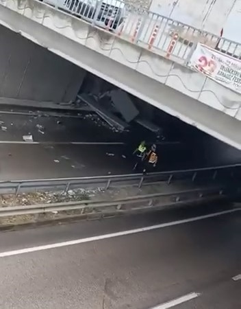 BURSA'DA YAĞIŞLI HAVA SEBEBİYLE SÜRÜCÜSÜNÜN KONTROLÜNDEN ÇIKAN TIR DUVARA ÇARPARAK MAKASLADI