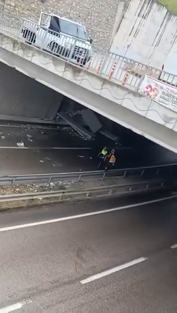 BURSA'DA YAĞIŞLI HAVA SEBEBİYLE SÜRÜCÜSÜNÜN KONTROLÜNDEN ÇIKAN TIR DUVARA ÇARPARAK MAKASLADI