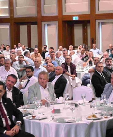 BURSA TİCARET VE SANAYİ ODASI (BTSO) YÖNETİM KURULU BAŞKANI İBRAHİM BURKAY, MAKİNE, METAL VE OTOMOTİV SEKTÖRLERİNİN TEMSİLCİLERİYLE BİR ARAYA GELEREK BTSO’NUN 2030 BURSA VİZYONU KAPSAMINDA HAYATA GEÇİRDİĞİ VE YENİ DÖNEMDE PLANLADIĞI PROJELERİ PAYLAŞTI. BURSA SANAYİSİNİN ÖNDE GELEN İSİMLERİNİN VE SEKTÖR TEMSİLCİLERİNİN BÜYÜK İLGİ GÖSTERDİĞİ BULUŞMADA 600 KİŞİLİK SALON TAMAMEN DOLARKEN, İŞ DÜNYASININ ORTAYA KOYDUĞU GÜÇLÜ KATILIM VE PROJELERE YÖNELİK DESTEK DİKKATİ ÇEKTİ.