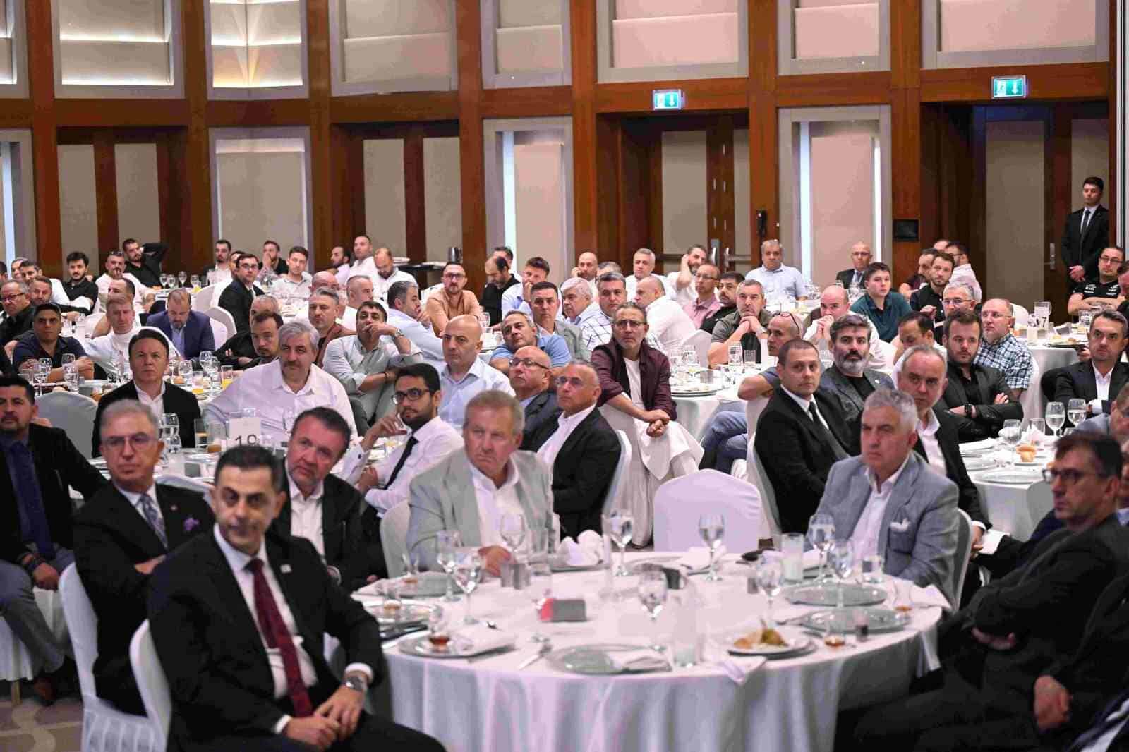 BURSA TİCARET VE SANAYİ ODASI (BTSO) YÖNETİM KURULU BAŞKANI İBRAHİM BURKAY, MAKİNE, METAL VE OTOMOTİV SEKTÖRLERİNİN TEMSİLCİLERİYLE BİR ARAYA GELEREK BTSO’NUN 2030 BURSA VİZYONU KAPSAMINDA HAYATA GEÇİRDİĞİ VE YENİ DÖNEMDE PLANLADIĞI PROJELERİ PAYLAŞTI. BURSA SANAYİSİNİN ÖNDE GELEN İSİMLERİNİN VE SEKTÖR TEMSİLCİLERİNİN BÜYÜK İLGİ GÖSTERDİĞİ BULUŞMADA 600 KİŞİLİK SALON TAMAMEN DOLARKEN, İŞ DÜNYASININ ORTAYA KOYDUĞU GÜÇLÜ KATILIM VE PROJELERE YÖNELİK DESTEK DİKKATİ ÇEKTİ.
