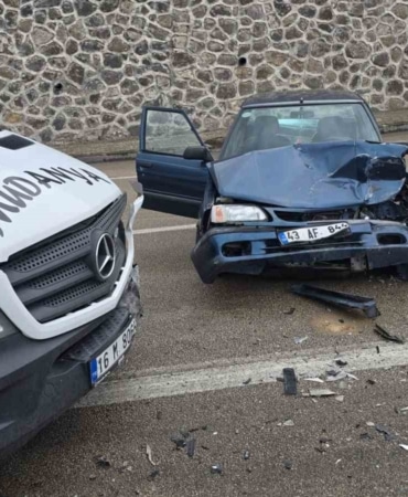 MUDANYA'DA TİRİLYE YOLU YILDIZ TEPE MEVKİİNDE ETKİLİ OLAN YAĞIŞ NEDENİYLE KAYGANLAŞAN YOLDA MEYDANA GELEN KAZADA 2 KİŞİ YARALANDI.
