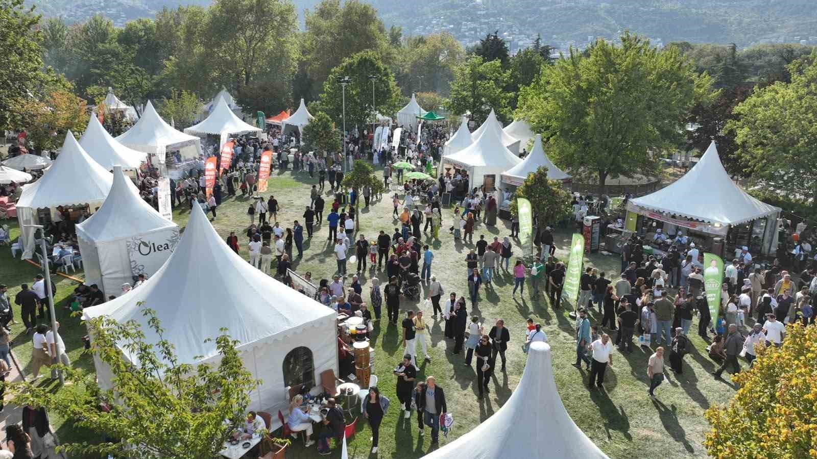 BURSA BÜYÜKŞEHİR BELEDİYESİ, BURSA’NIN KÖKLÜ MUTFAK KÜLTÜRÜNÜ ULUSLARARASI BURSA GASTRONOMİ FESTİVALİ İLE DÜNYAYA TANITIYOR. BU YIL "FETHEDEN LEZZETLER" TEMASIYLA 5’İNCİSİ DÜZENLENECEK OLAN FESTİVAL, 18, 19 VE 20 EYLÜL TARİHLERİNDE MERİNOS PARKI’NDA GASTRONOMİ TUTKUNLARINI AĞIRLAYACAK.