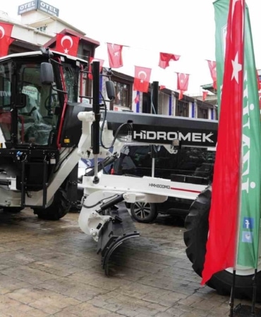 İZNİK BELEDİYESİ, İLÇENİN YOL VE ALTYAPI ÇALIŞMALARINDA KULLANILMAK ÜZERE YENİ GREYDERİ BELEDİYE FİLOSUNA KATTI.