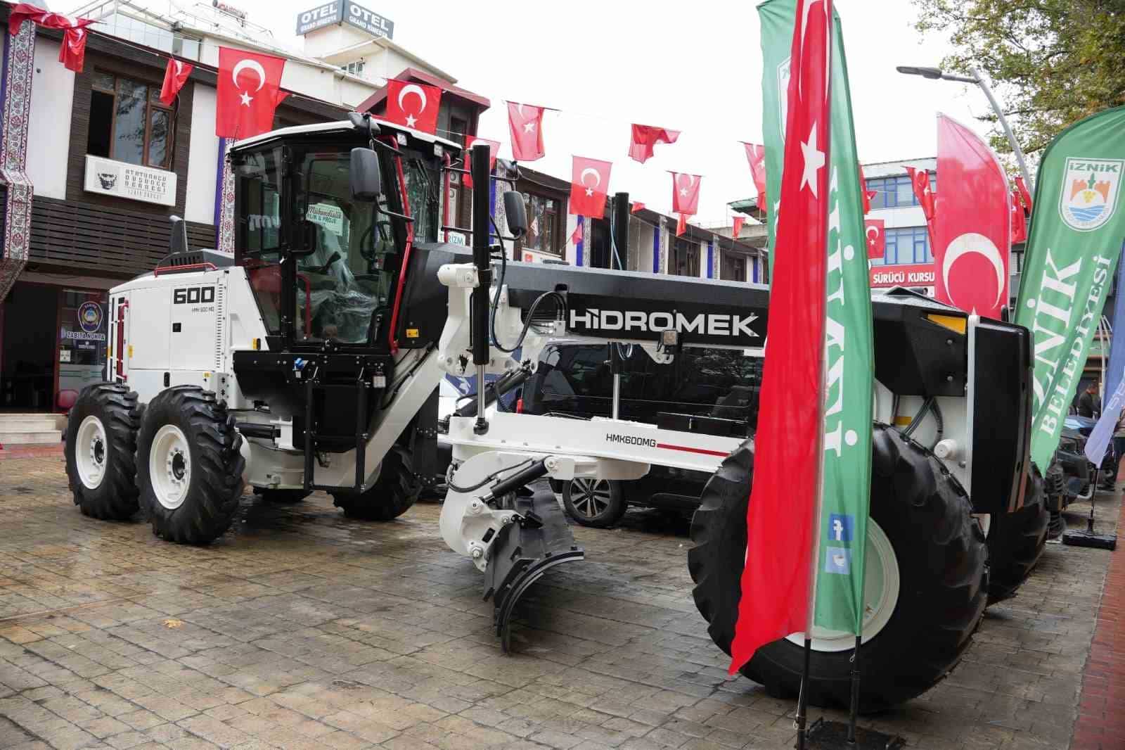 İZNİK BELEDİYESİ, İLÇENİN YOL VE ALTYAPI ÇALIŞMALARINDA KULLANILMAK ÜZERE YENİ GREYDERİ BELEDİYE FİLOSUNA KATTI.