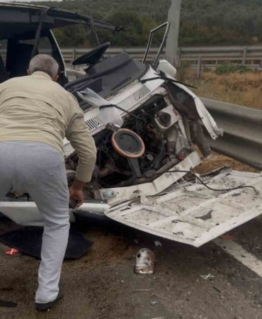 BURSA'DA DİREKSİYON HAKİMİYETİNİ KAYBEDEN OTOMOBİL SÜRÜCÜSÜ REFÜJE ÇARPTI. YAŞANAN KAZADA OTOMOBİL SÜRÜCÜSÜ YARALANDI.