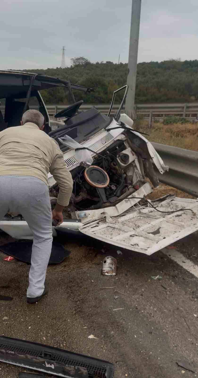 BURSA'DA DİREKSİYON HAKİMİYETİNİ KAYBEDEN OTOMOBİL SÜRÜCÜSÜ REFÜJE ÇARPTI. YAŞANAN KAZADA OTOMOBİL SÜRÜCÜSÜ YARALANDI.