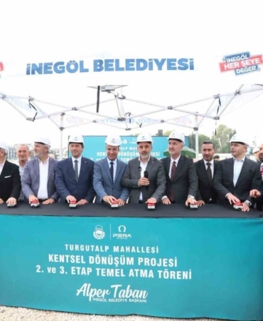 İNEGÖL’ÜN İLK YERİNDE KENTSEL DÖNÜŞÜM UYGULAMASI OLAN TURGUTALP MAHALLESİ KENTSEL DÖNÜŞÜM PROJESİNDE 2. VE 3. ETAPLARIN TEMELİ DÜZENLENEN TÖRENLE ATILDI. BİRİNCİ ETAPTA 2027 YILI EKİM AYI İLK ANAHTAR TESLİM TARİHİ OLARAK DUYURULURKEN, TOPLAMDA YAKLAŞIK 153 DÖNÜMLÜK ALANDA 7 ETAP HALİNDE SÜRDÜRÜLEN PROJENİN TAMAMLANMASIYLA BÖLGE; MODERN KONUTLARI, SOSYAL DONATILARI VE ÇEVRE DÜZENLEMELERİYLE YENİ BİR YAŞAM ALANINA DÖNÜŞECEK.