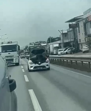 BURSA’DA BİR TAMİRCİNİN, SEYİR HALİNDEKİ OTOMOBİLİN KAPUTUNU AÇARAK ARAÇ ÜZERİNDE TAMİRAT YAPMASI GÖRENLERİ ŞAŞKINA ÇEVİRDİ. TEHLİKELİ YÖNTEMLE YAPILAN TAMİRAT, CEP TELEFONU KAMERASINA YANSIDI.
