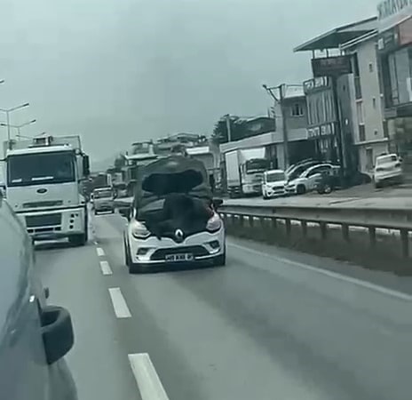 BURSA’DA BİR TAMİRCİNİN, SEYİR HALİNDEKİ OTOMOBİLİN KAPUTUNU AÇARAK ARAÇ ÜZERİNDE TAMİRAT YAPMASI GÖRENLERİ ŞAŞKINA ÇEVİRDİ. TEHLİKELİ YÖNTEMLE YAPILAN TAMİRAT, CEP TELEFONU KAMERASINA YANSIDI.